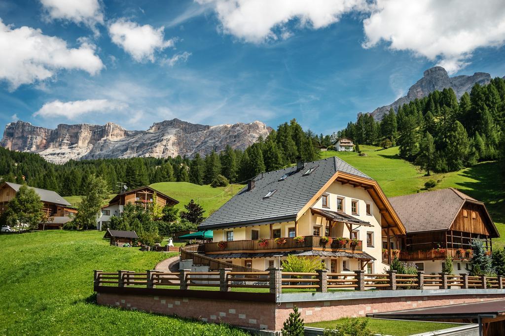 Taela Apartments San Cassiano  Bagian luar foto
